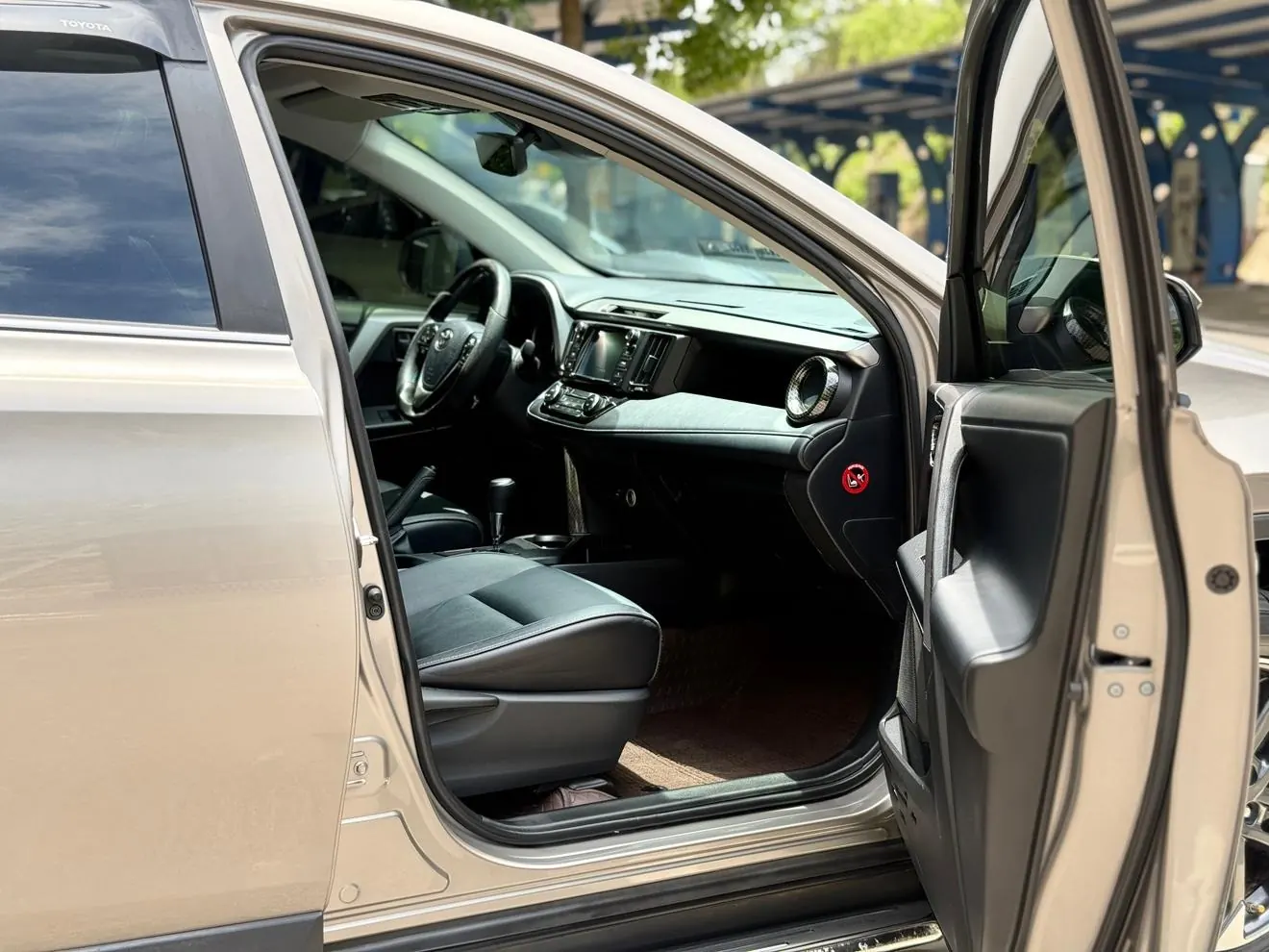 Toyota RAV4 2.5L photo 6