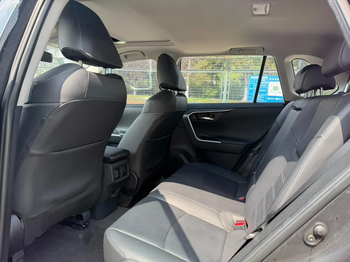 Toyota RAV4 2.0L photo 11