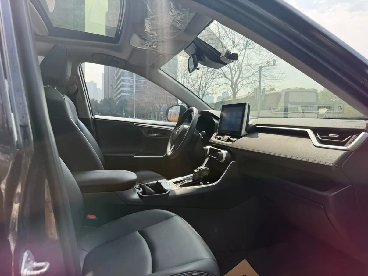 Toyota RAV4 2.0L CVT PLUS photo 10