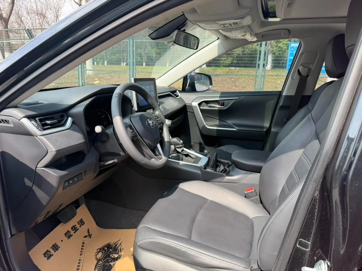 Toyota RAV4 2.0L CVT PLUS photo 12