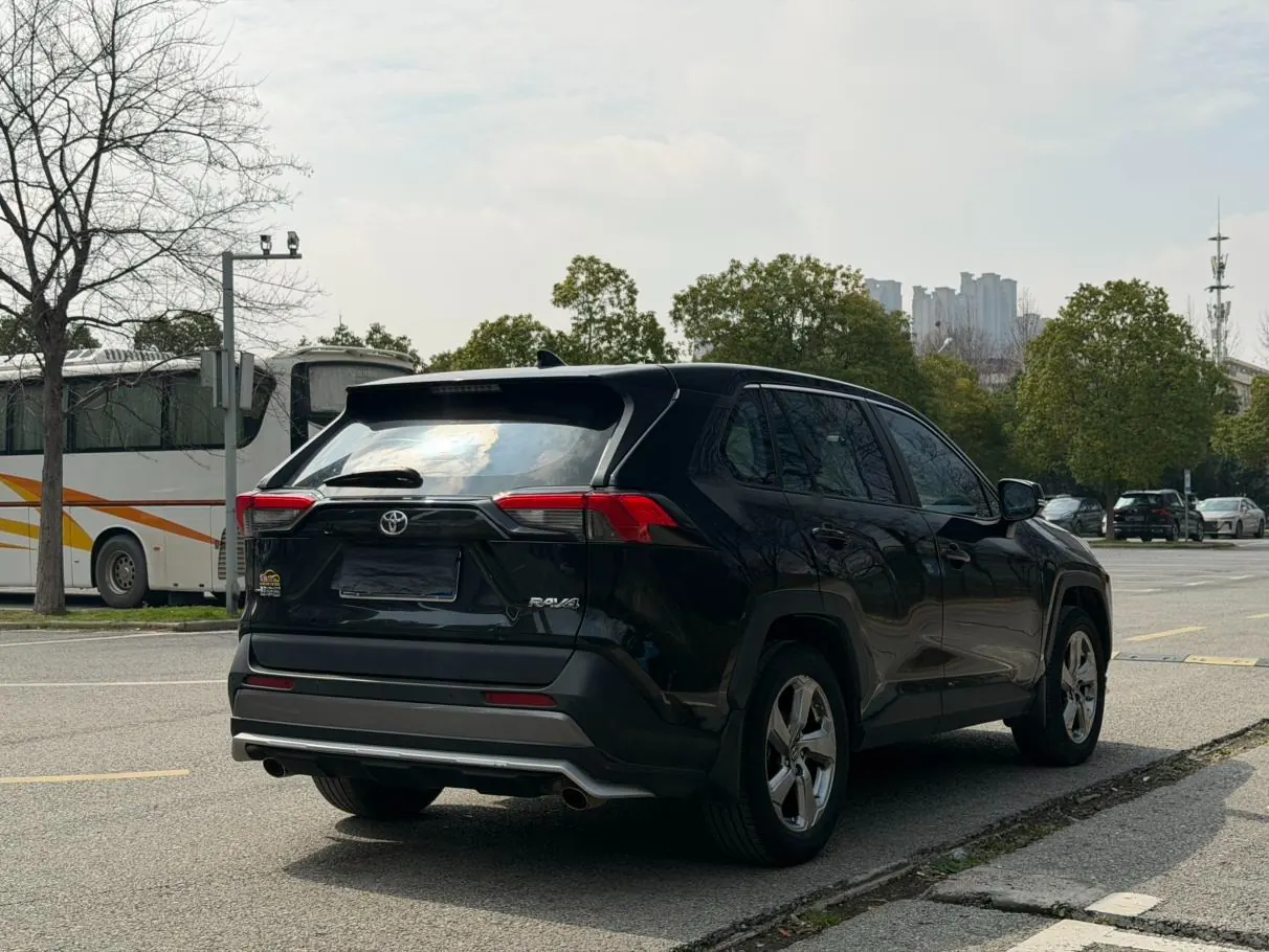Toyota RAV4 2.0L CVT PLUS photo 7