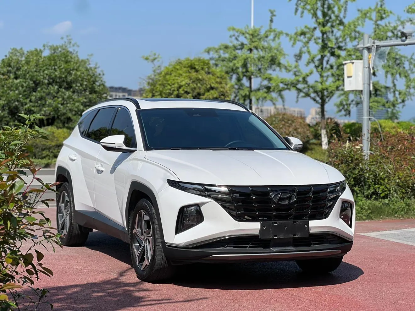 Hyundai Tucson Hyundai TucsonL 1.5T DLX photo 2